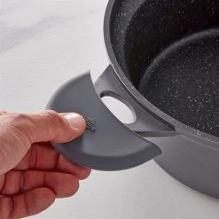 Lot Faitout Dur Comme La Pierre 28 Cm Et 2 Maniques En Silicone -Cuisine Soldes Magasin 111078 3 1 Lot faitout Dur comme la pierre 28 cm et 2 maniques en silicone Mathon