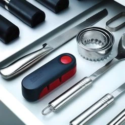 Joseph Joseph Aiguiseur à Couteau Pliant Rota -Cuisine Soldes Magasin 453000 3 1 Aiguiseur a couteau pliant Rota Joseph Joseph