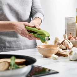 Joseph Joseph Presse-ail Lame D'essuie-glace CleanForce -Cuisine Soldes Magasin 606037 2 1 Presse ail lame d essuie glace CleanForce Joseph Joseph